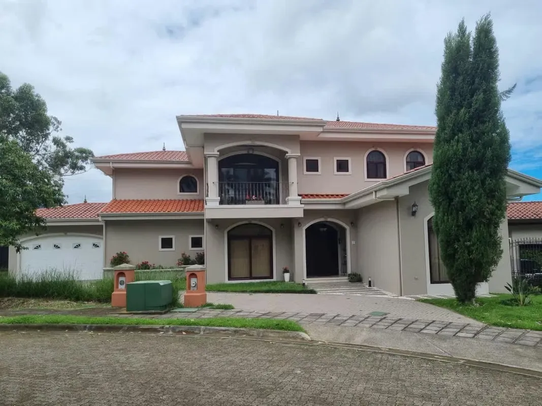 Casa Roble Sabana en Colinas de Montealegre