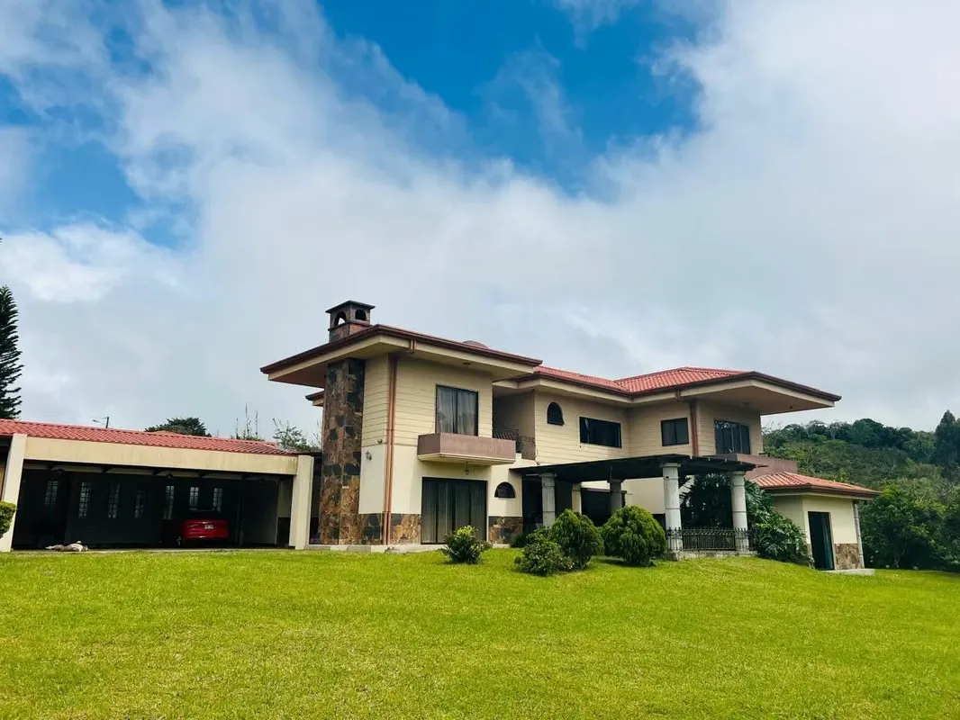 Venta de casa en San Rafael de Coronado en lote de 2500 m2