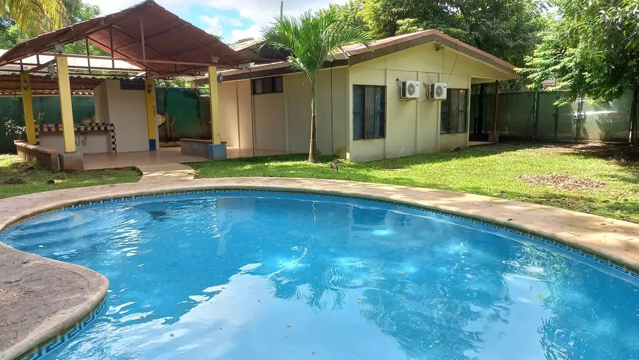 House with Pool for Sale in Playas del Coco – Barrio La Segovia