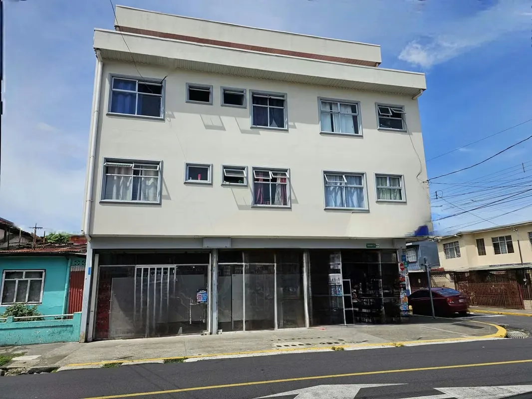 Edificio con Local Comercial y Apartamentos en San José