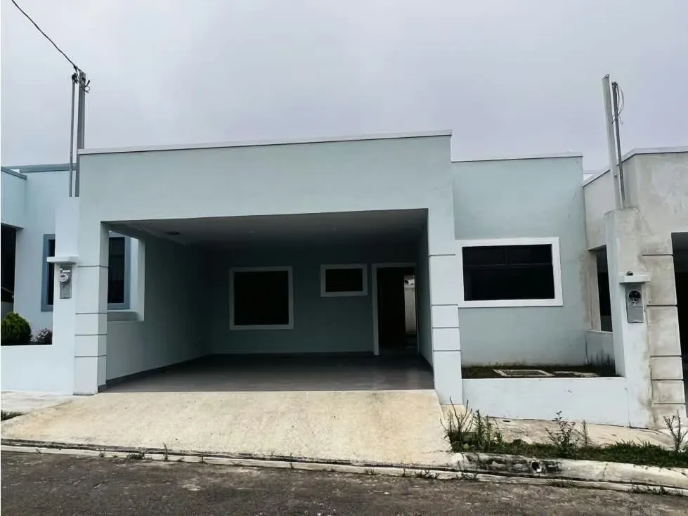Casa de 3 habitaciones y 2 baños, 2 espacios de parqueo, y patio de buen tamaño. en una planta.