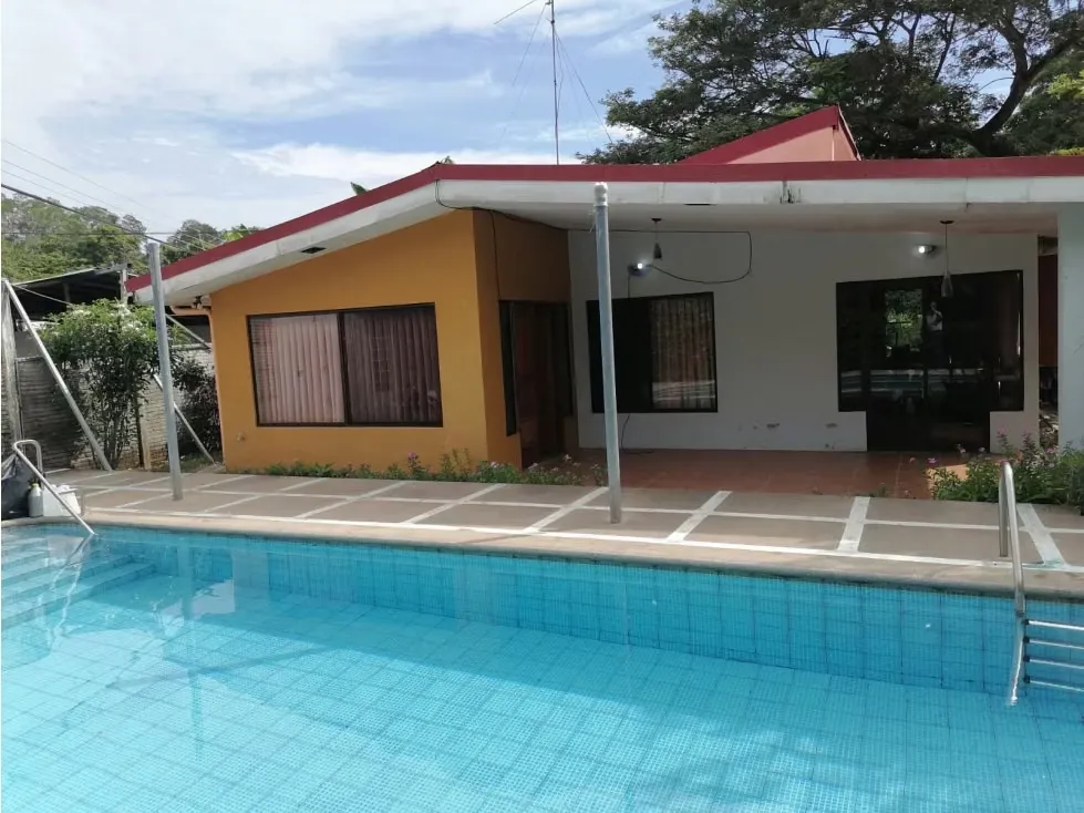 Venta de casa en Playa Tivives, Puntarenas.