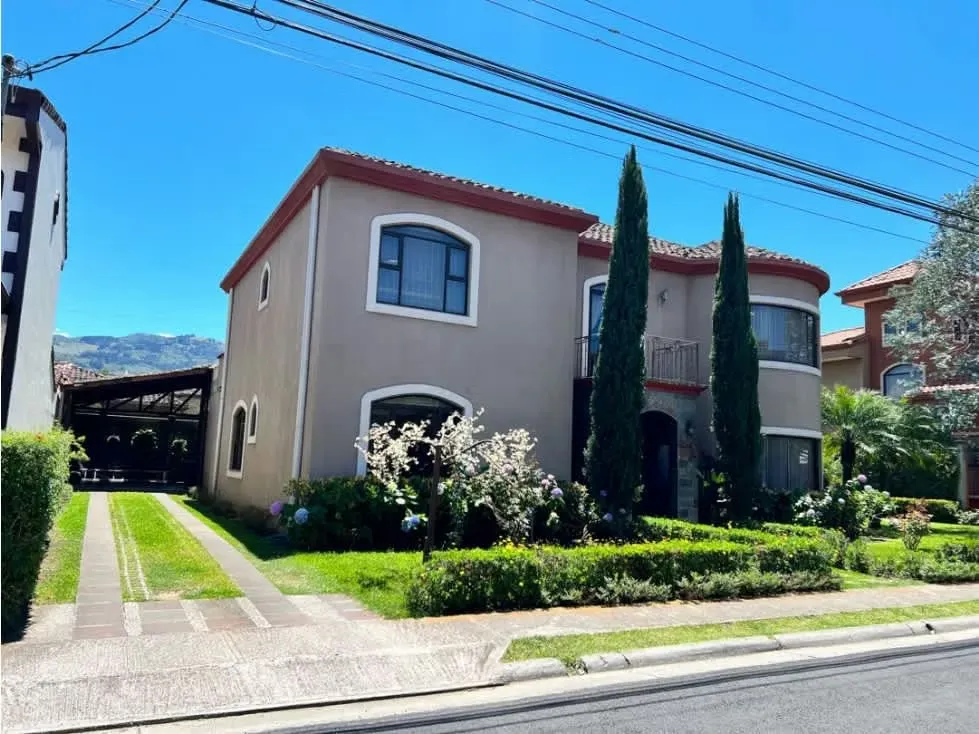 Este es uno de los condominios de lujo ubicados en la zona de Cartago. 4 habitaciones, 1 oficina, 3.5 baños 6 ...