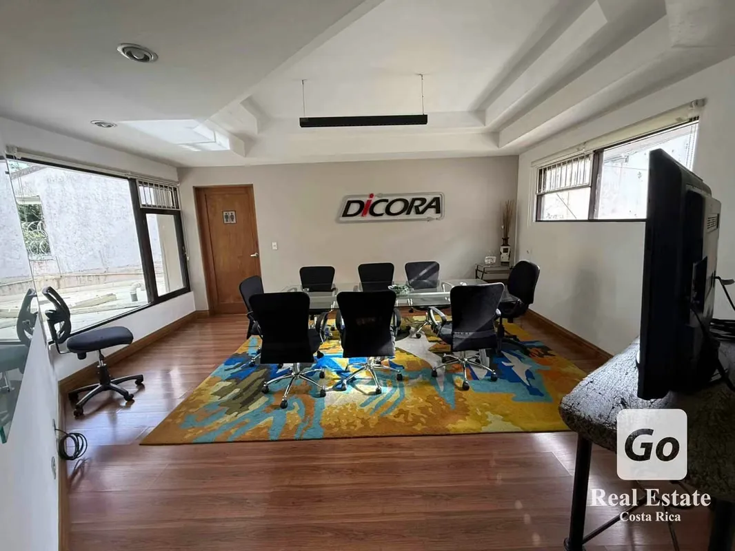 Oficina Corporativa Totalmente Equipada en Granadilla – Lista para Operar