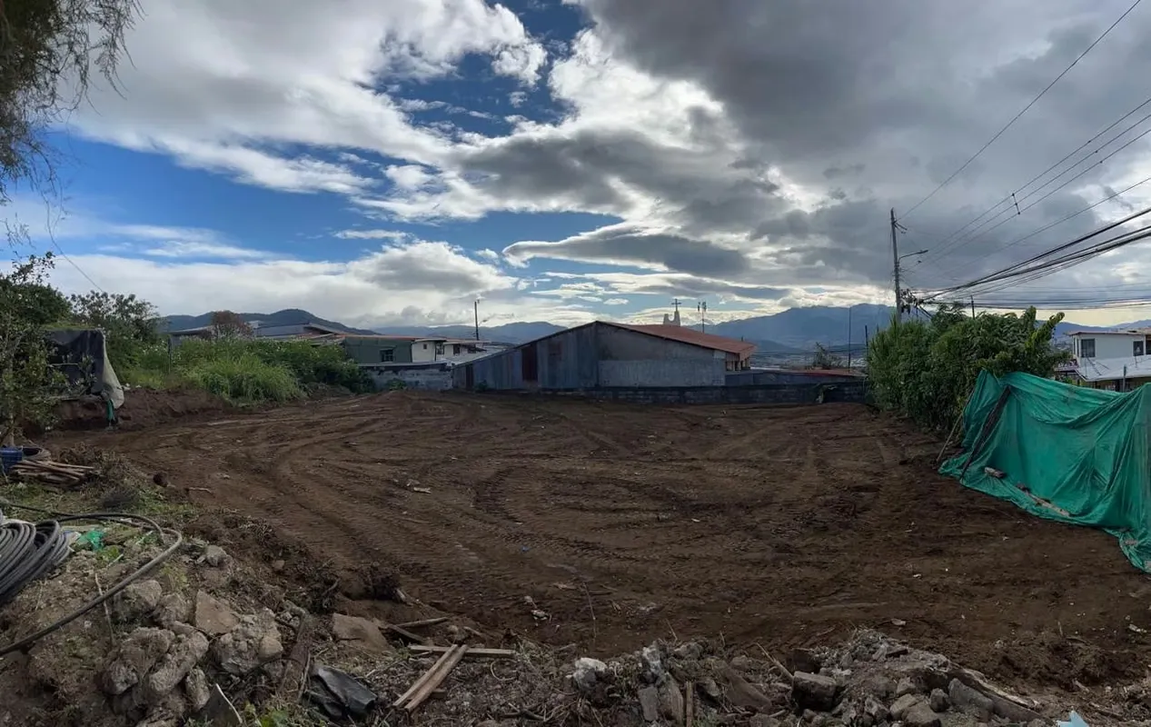 El terreno cuenta con 542 m², totalmente plano, ideal para construcción inmediata.