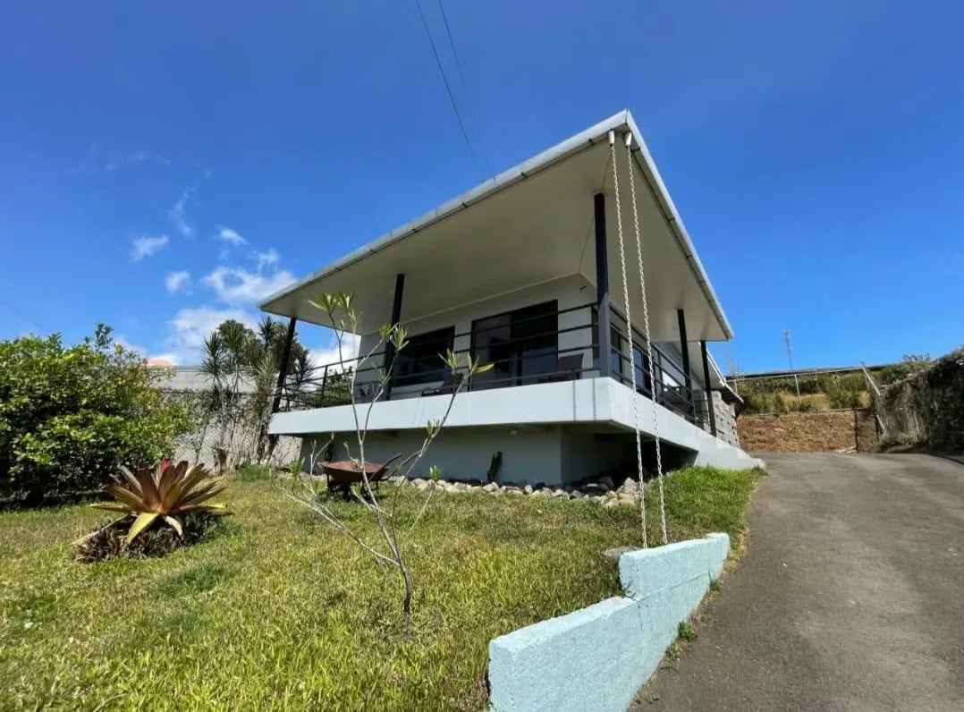Casa moderna 2BR en Naranjo con vistas espectaculares