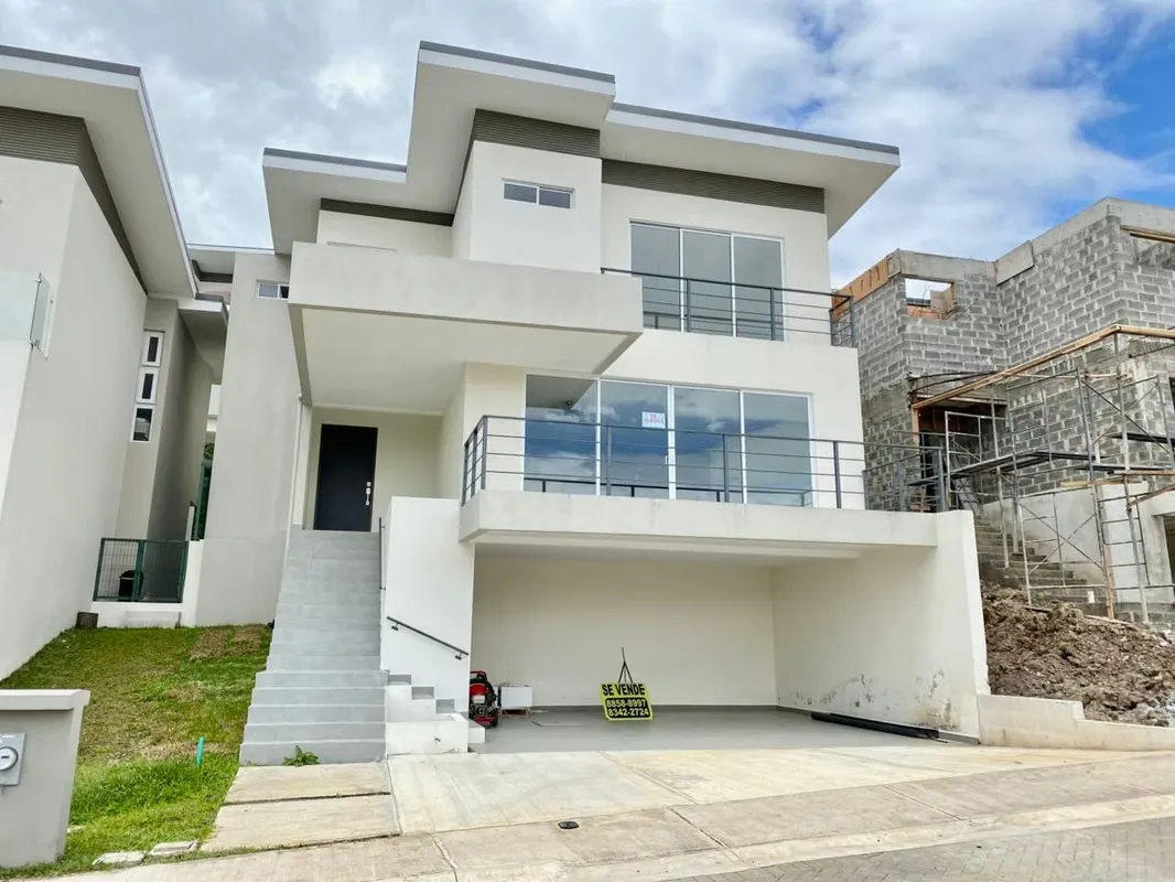 Rebajada - Casa Moderna con Vista en Condominio 2370 Lomas