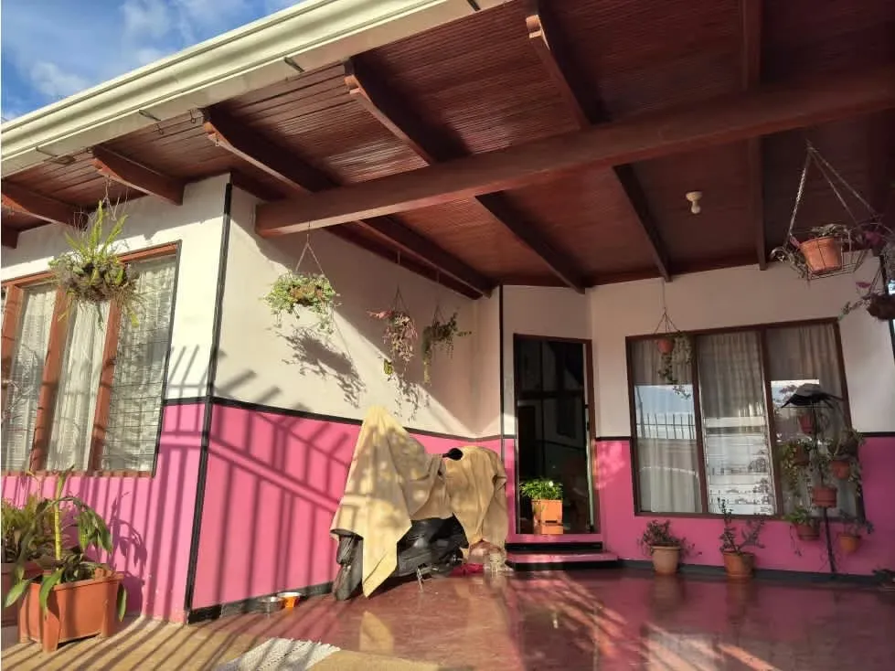 Venta de casa de 4 habitaciones en San Rafael de Oreamuno, Cartago