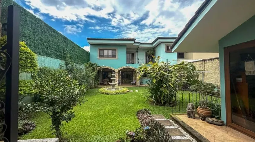 Imagínese vivir en una hermosa casa de dos plantas dentro de un residencial cerrado, con aguja, guarda y total tranquilidad. A solo 200 metros del Automercado de Santo ...