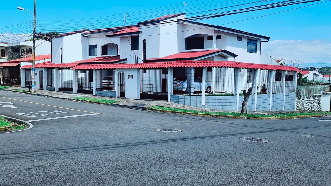Se vende torre de 4 apartamentos completamente amueblados, ubicada en Urbanización Ciruelas, una zona muy tranquila y de alta ...