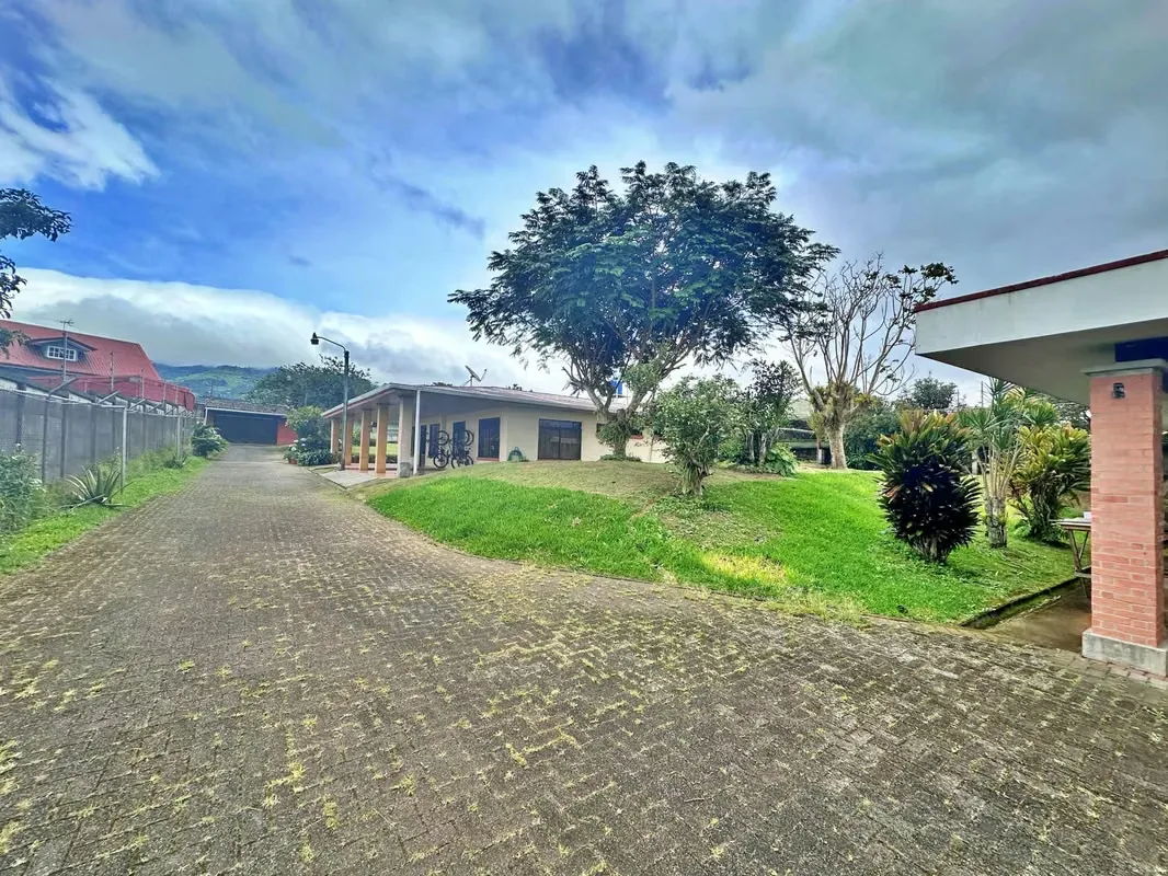 Venta quinta c/uso de suelo mixto y edificaciones, San Isidro. (FAU)