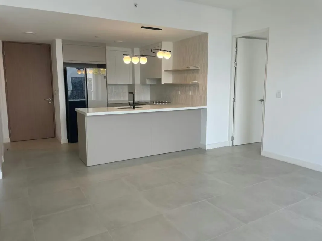 Elegante y moderno apartamento ubicado en una de las torres más exclusivas de la zona, con una espectacular vista hacia el atardecer.