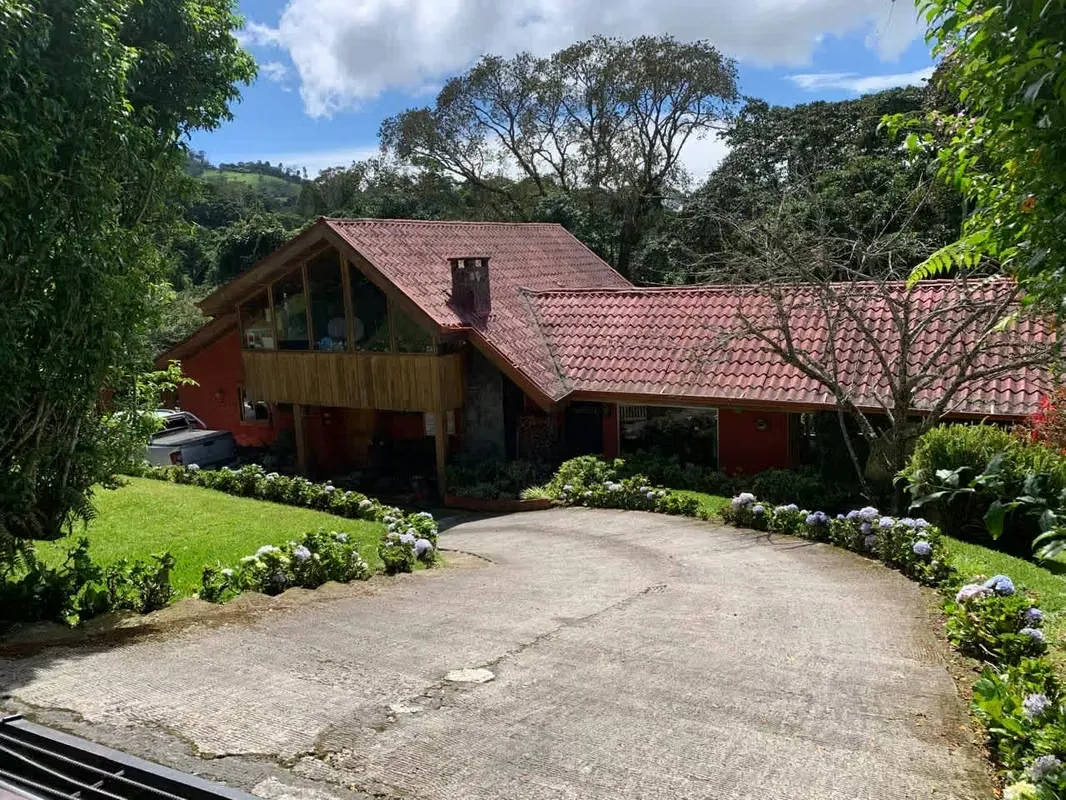 Ubicada a pocos kilómetros de Coronado, Guadalupe y Sabanilla, esta hermosa residencia ofrece ...