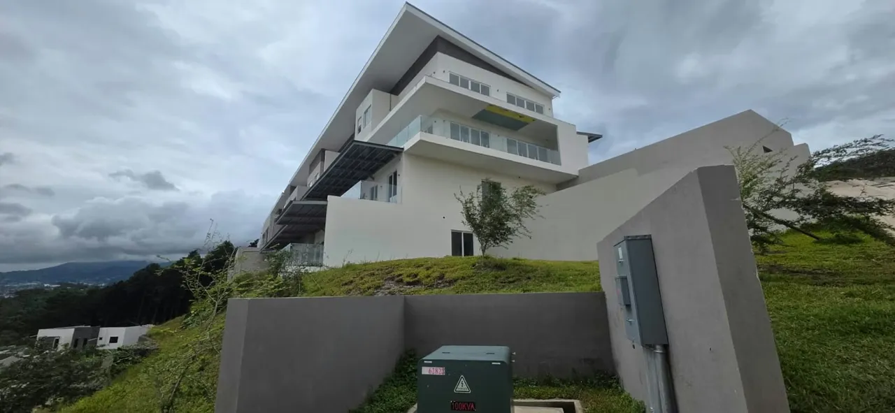 Se alquila amplio apartamento de lujo en exclusiva zona de Guachipelín, Escazú. Cuenta con: