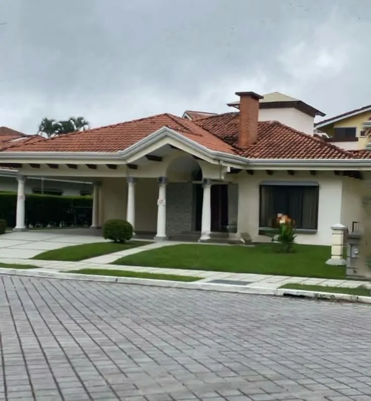 Venta de casa de una planta en Lindora.