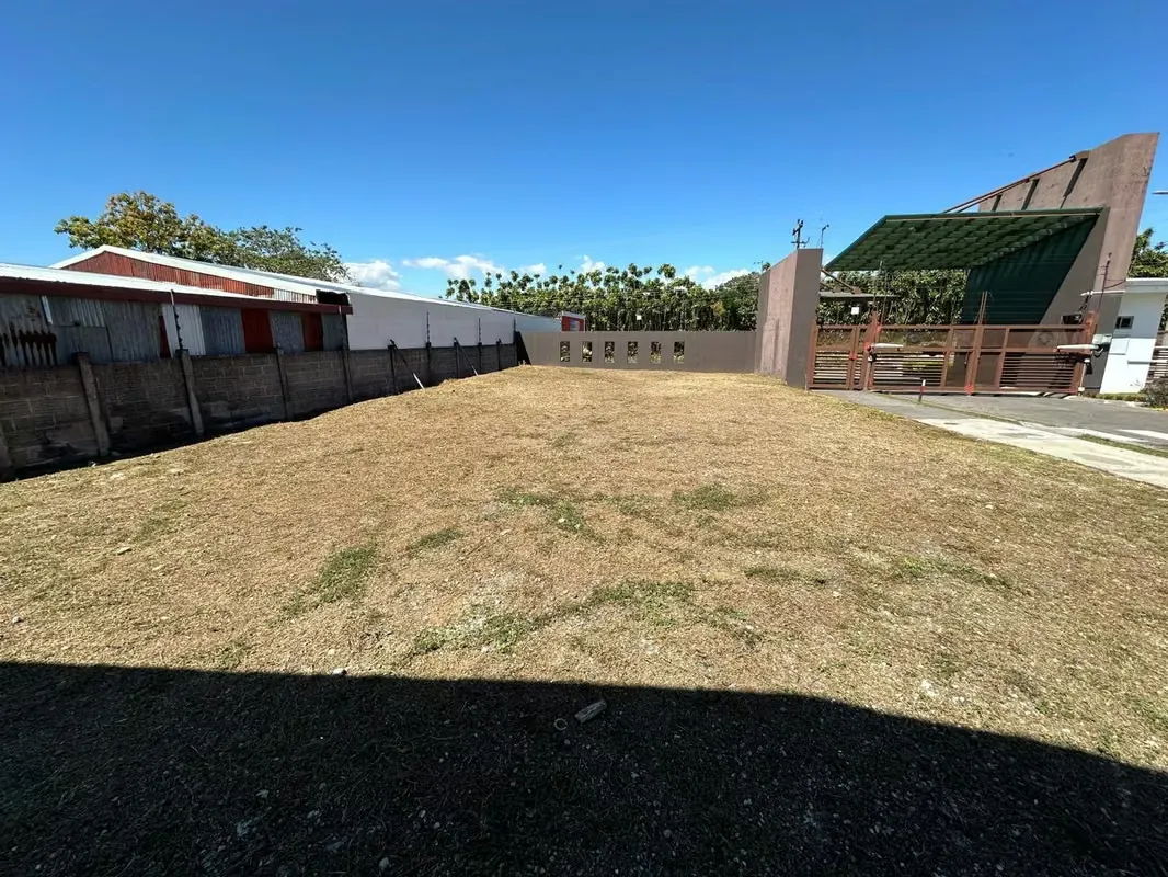 Lote en Condominio, excelente ubicación, totalmente plano, cuenta con: