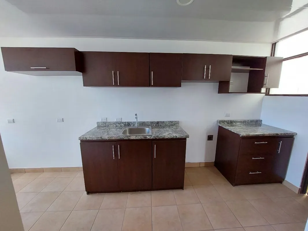 3 locales y 2 apartamentos en venta en Paseo Colon