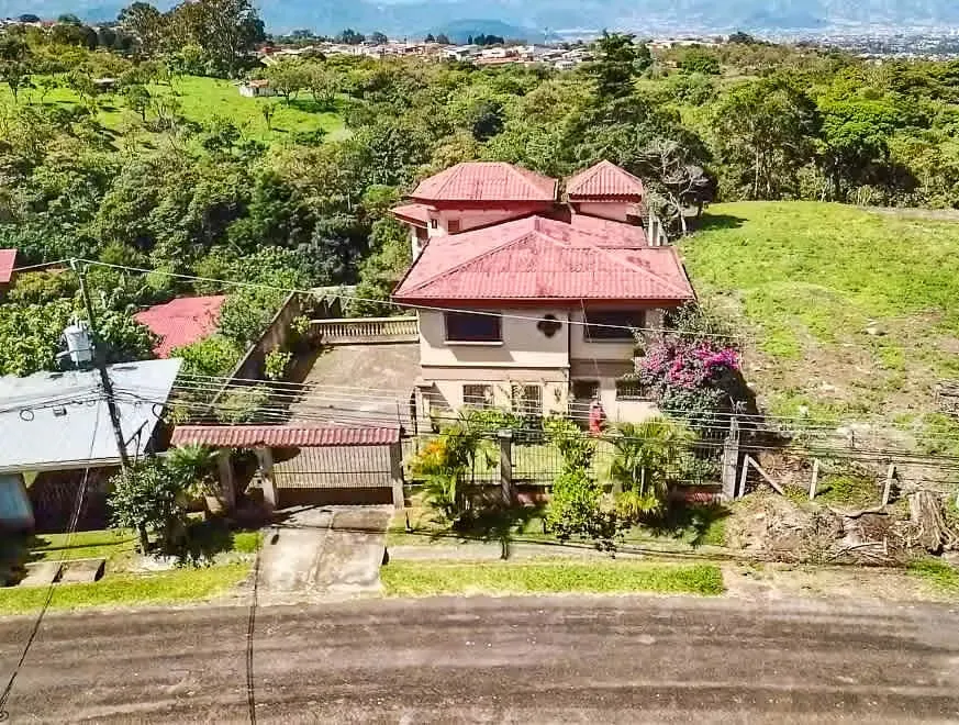 Venta de amplia casa en Los Alpes de Coronado