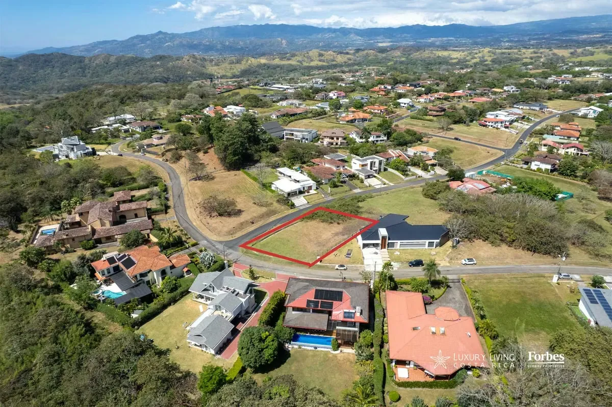 This 1,240 m² corner lot, completely flat, is located within the prestigious Hacienda Los Reyes residential community, one of the most established and exclusive ...