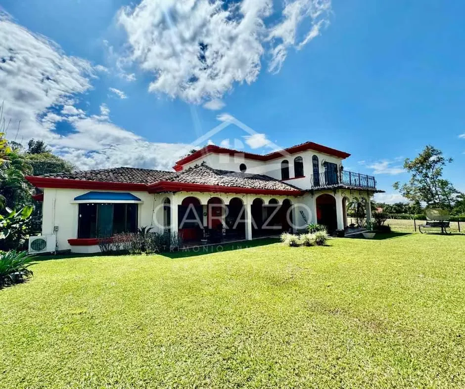 Esta espectacular residencia en Ciudad Hacienda Los Reyes es una verdadera joya arquitectónica que combina lujo, ...
