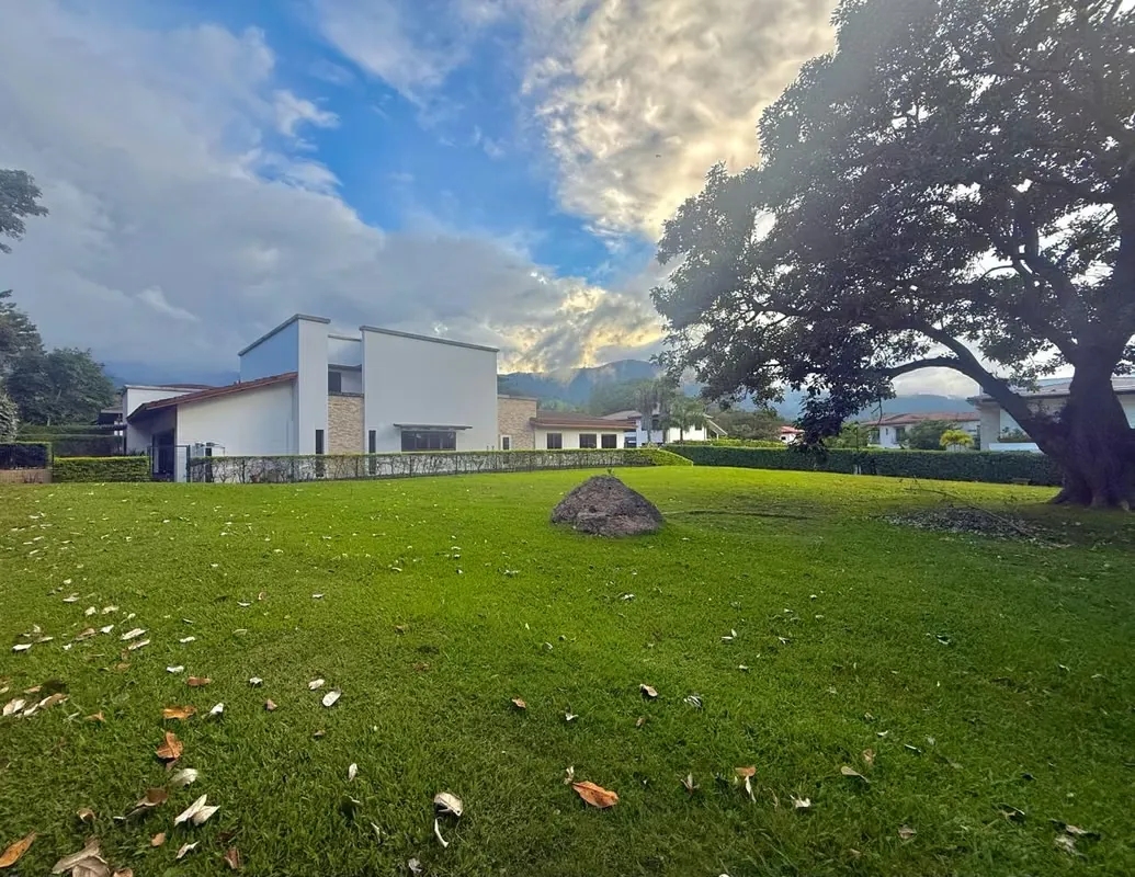 TERRENO EN VENTA CONDOMINIO LA HACIENDA RÍO ORO SANTA ANA JV561