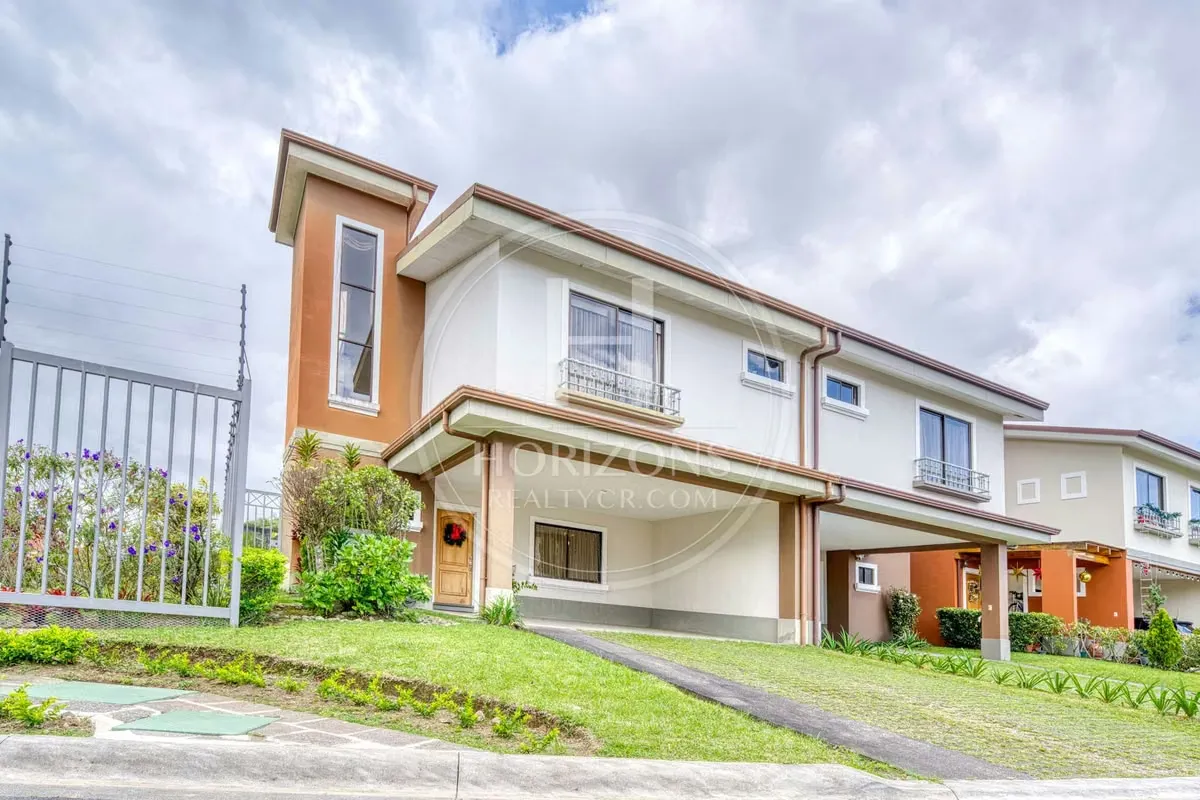 Se Vende Casa en Condominio La Floresta 3 Habitaciones y Jardín noj1235ij