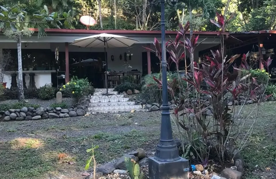 Casa de campo en una finca junto a un bosque primario con arroyo, compuesta por dos parcelas de 3037 metros ...