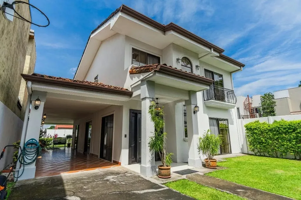 Se vende elegante casa en Condominio Altos de Montenegro, Alajuela KS