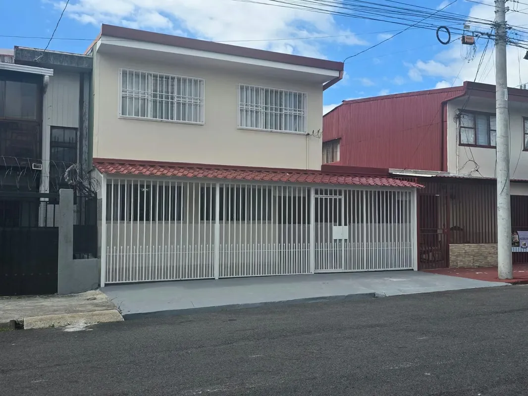 VENTA DE CASA DE DOS PLANTAS EN EL CORAZON DE TIBAS, SAN JOSE