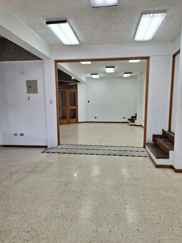 Alquiler de amplio local comercial en Trejos Montealegre Escazú
