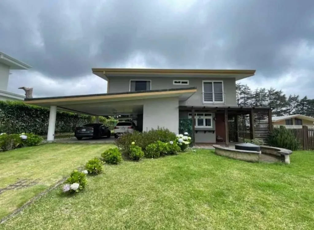 Spacious House with Large Garden and Premium Finishes in Takiscú Oreamuno Cartago