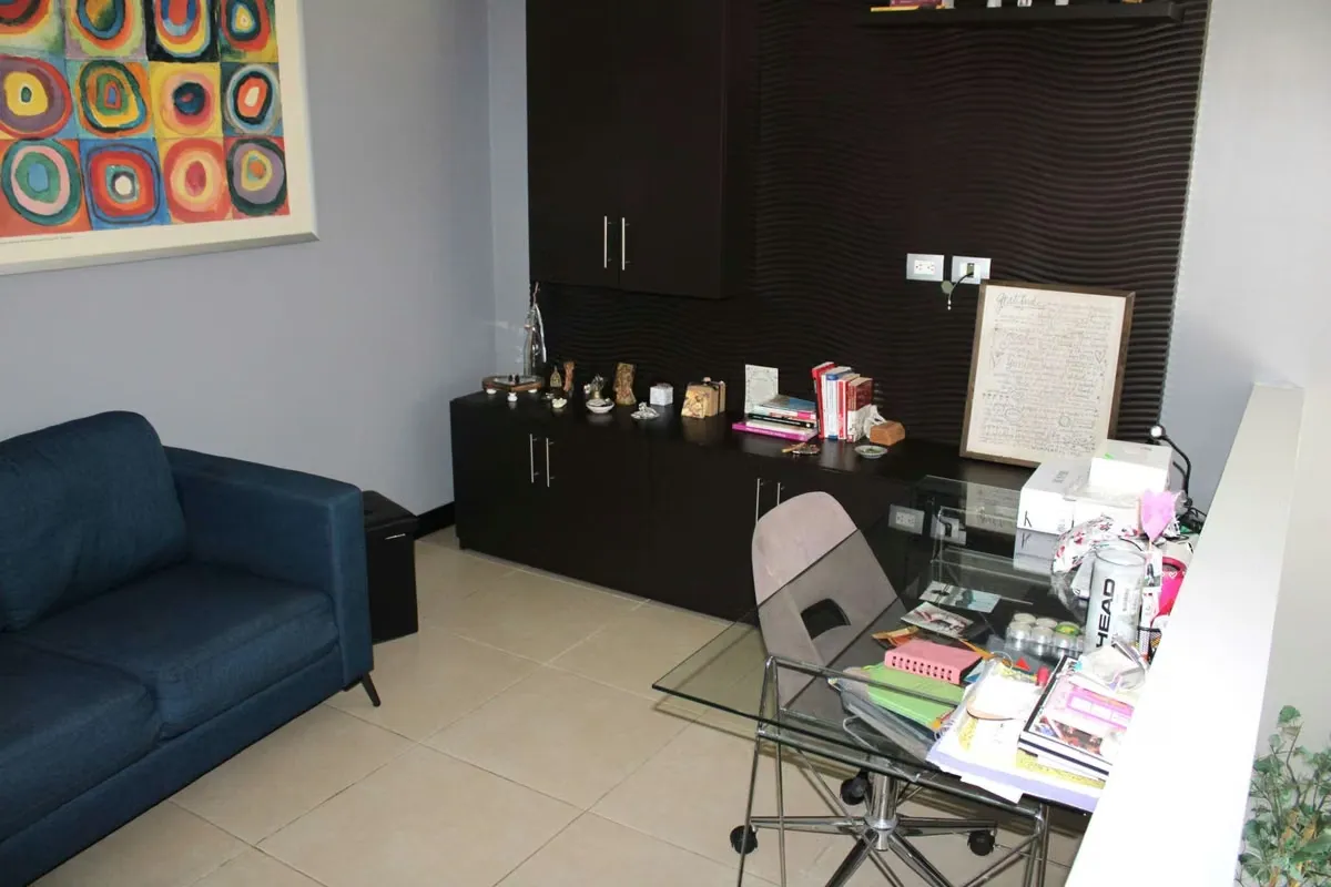 Sala, comedor, cocina, cuarto de pilas, cuarto de servicio, baño de visitas, terraza, jardín, 2 parqueos, sala de TV, 3 habitaciones, 2 ...