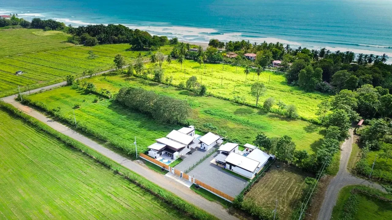 FOR SALE: THE BEACH HOUSE OF YOUR DREAMS – WALKING DISTANCE TO THE BEACH!!