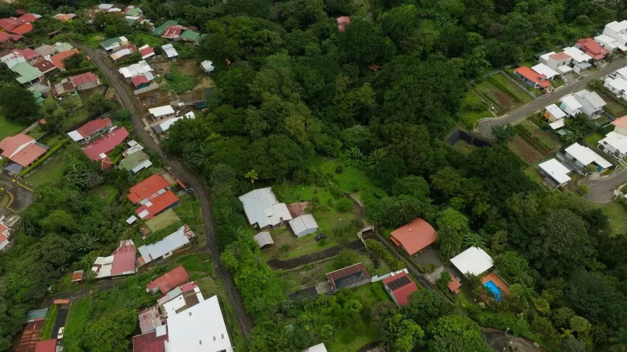 Quinta de 9.800 m² para desarrollo o retiro en Grecia