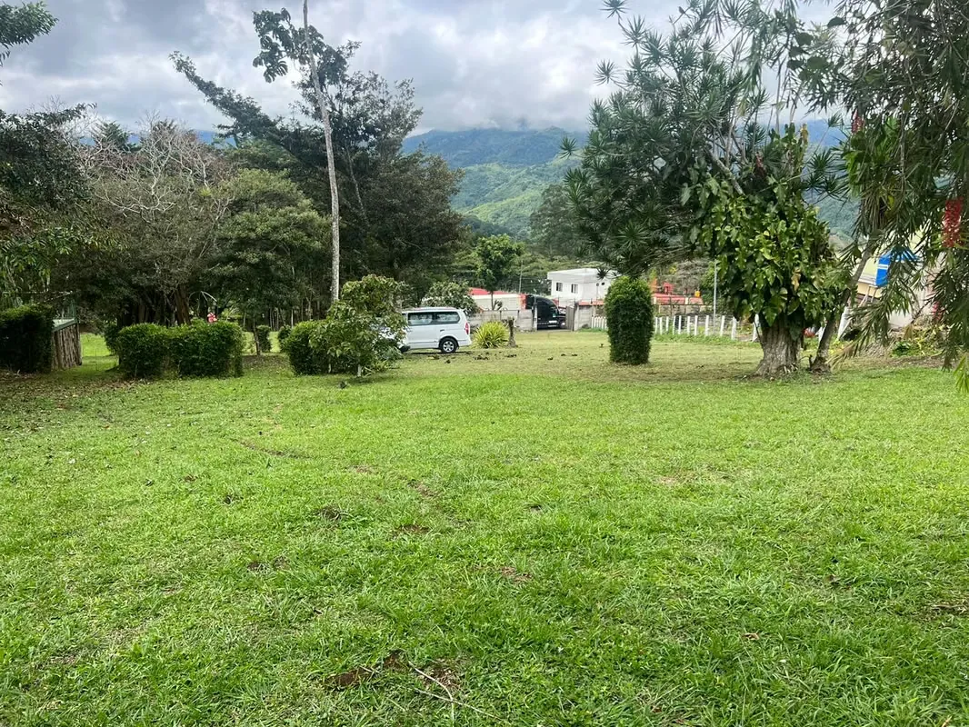 Bella propiedad en La Castilla, Paraíso de Cartago , a tan solo 2 minutos del centro de la comunidad. La propiedad se encuentra en una zona de privilegio rodeada de ...