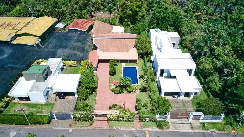 Residencia de alto nivel ubicada en un entorno de privacidad, tranquilidad y seguridad, ideal para ...