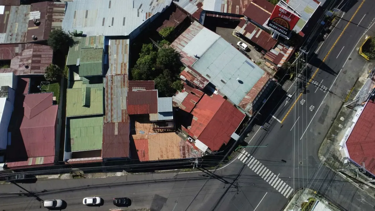 Este terreno comercial esquinero se presenta como una excelente oportunidad de inversión, con 36 ...
