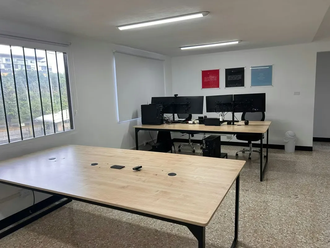 Preciosa y recien remodelada oficina en segundo piso, cuenta con: