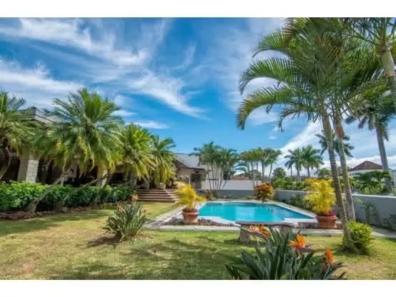LUXURY HOUSE FOR SALE WITH TWO APARTMENTS AND POOL