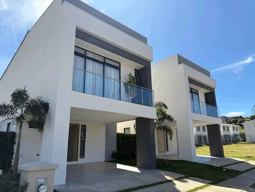 Venta de preciosas casas de dos plantas, separadas, en Curridabat