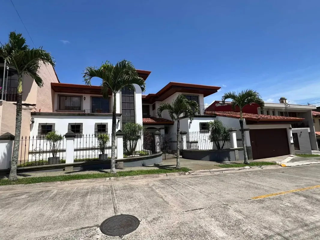 Se vende hermosa casa en Residencial La Amada, San Pablo de Heredia