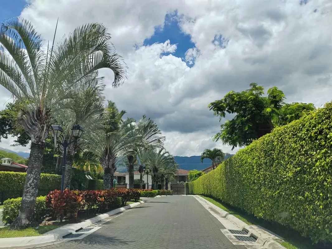 MB21 HERMOSA CASA EN VENTA / SANTA ANA CONDOMINIO VIA NOVA / 290 m2 CONSTRUCCIÓN