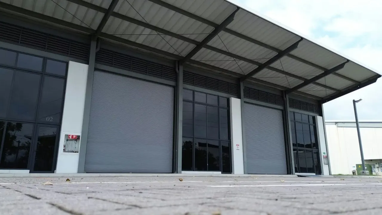 Spacious warehouse for lease in a strategic location within Parque Condal, Ciruelas, ideal for logistics, distribution, storage, or light industrial ...