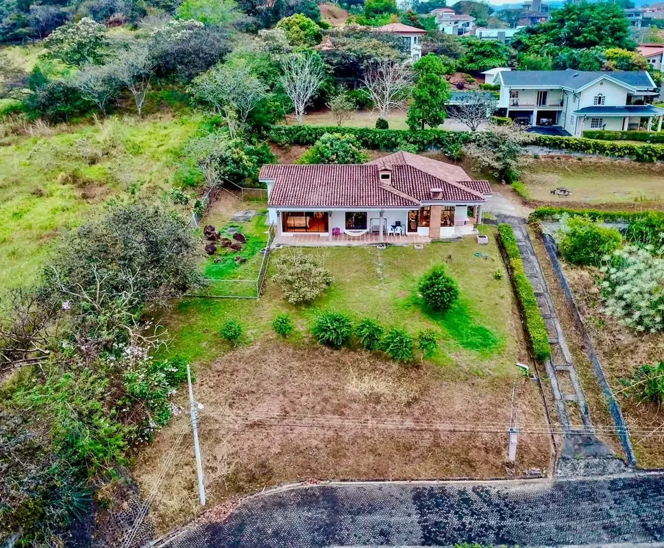 House for sale in Grecia with spectacular views and a spacious 1,460 m² lot