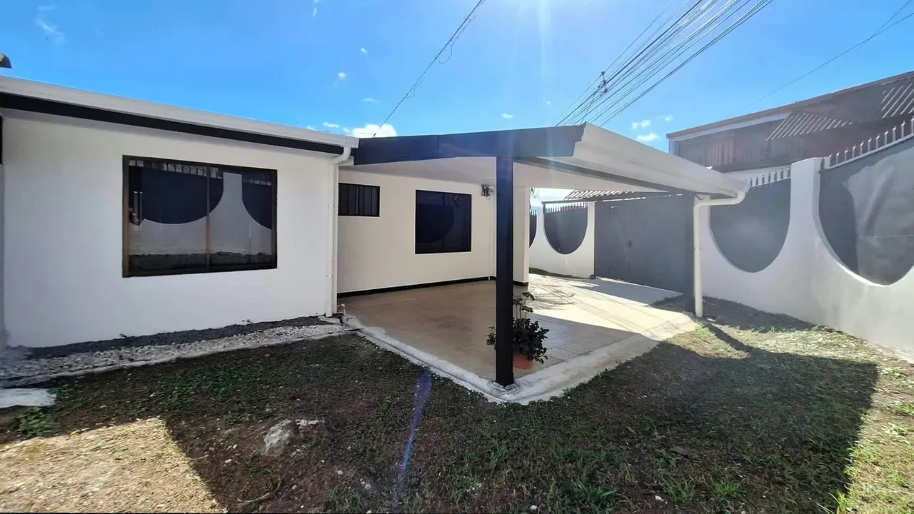 Comfortable one-floor house and 2 rooms located on a dead end street in Urbanización Jardines in Vásquez de Coronado.