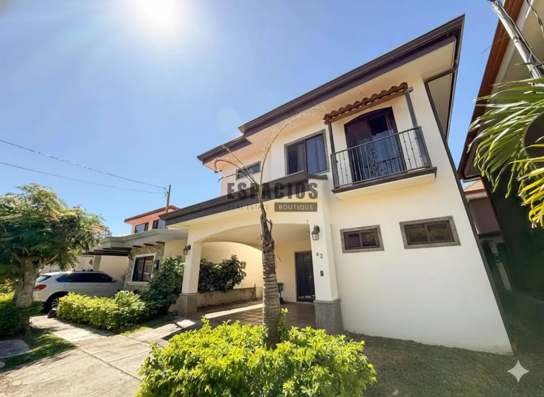 Casa en condominio con excelente ubicación, entorno tranquilo, amplias zonas verdes y seguridad 24/7, ideal para ...
