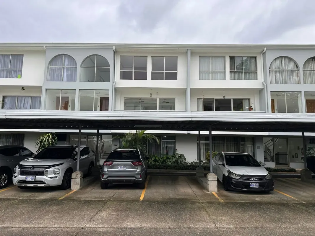 Venta de Apartamento dúplex  Condominio Villas Jade, Tibás 26-804