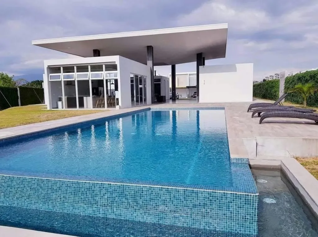 San Rafael de Alajuela, cómoda casa frente al lago en condominio