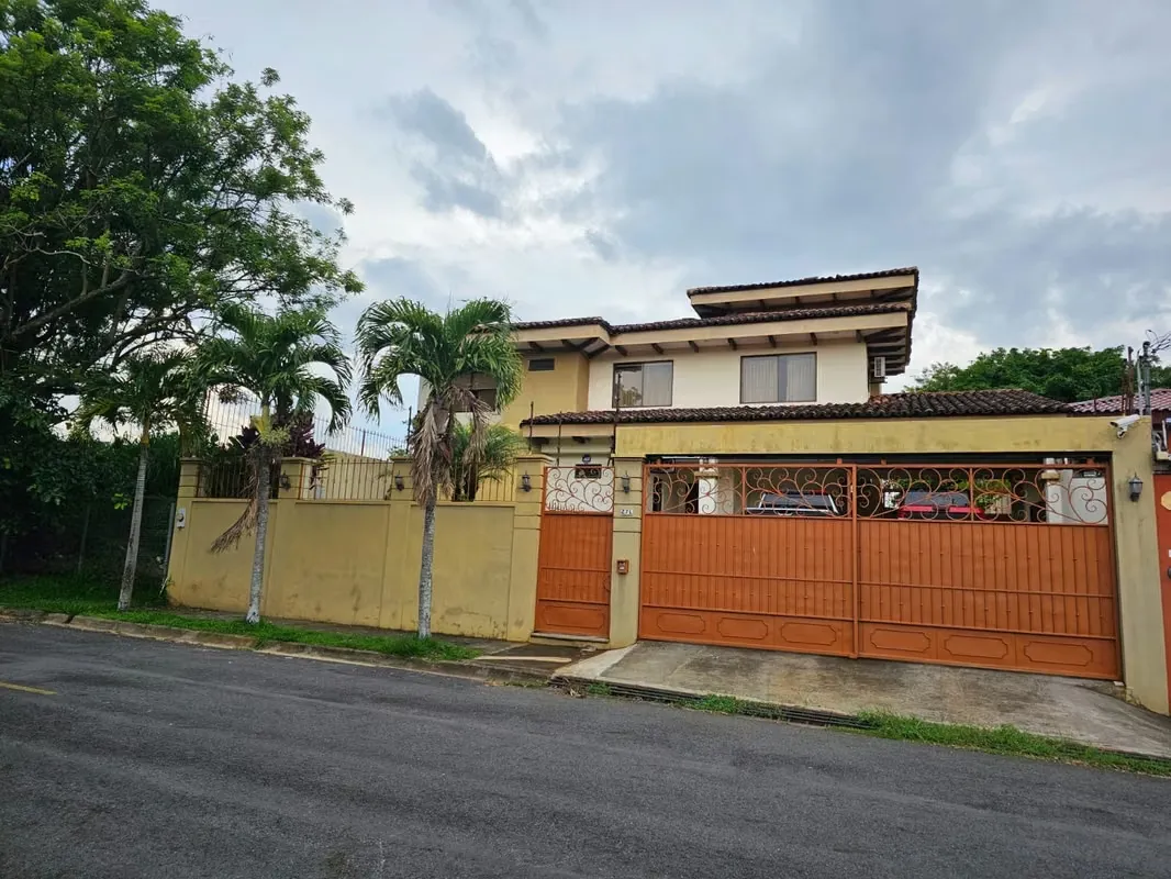 Luxury Home with Large Backyard and Terrace in Cariari, Belén