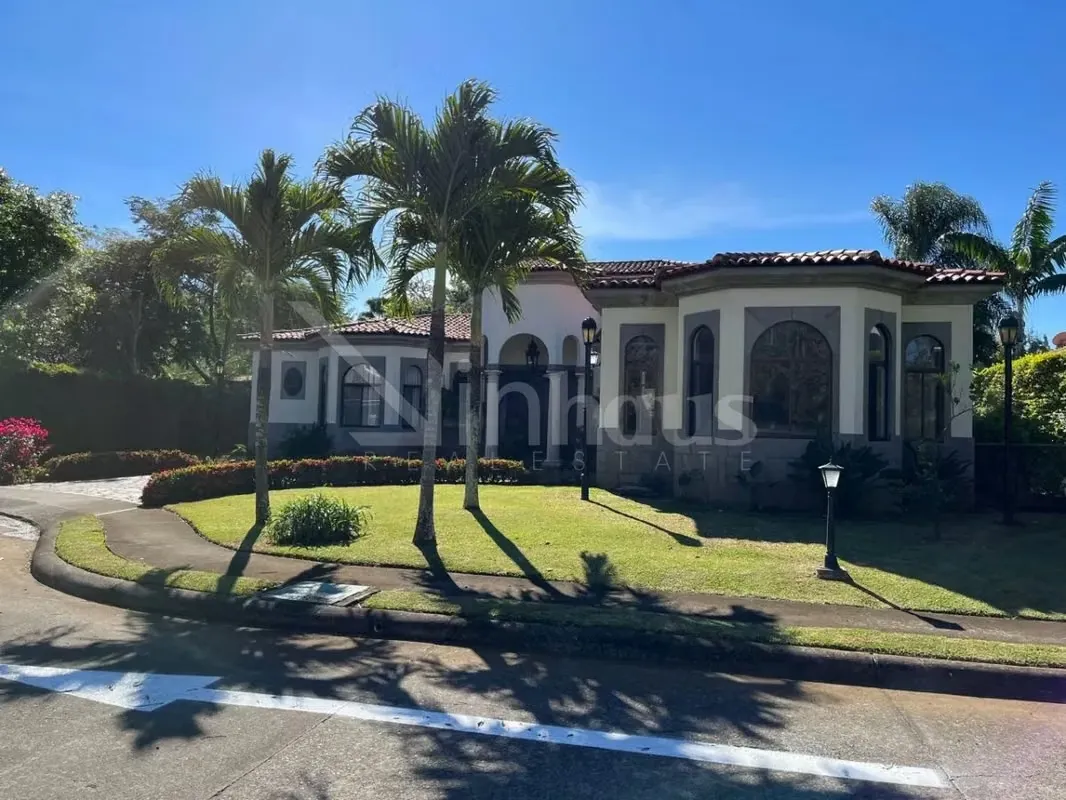 Propiedad de lujo en venta. Casa de una planta con piscina y áreas verdes.